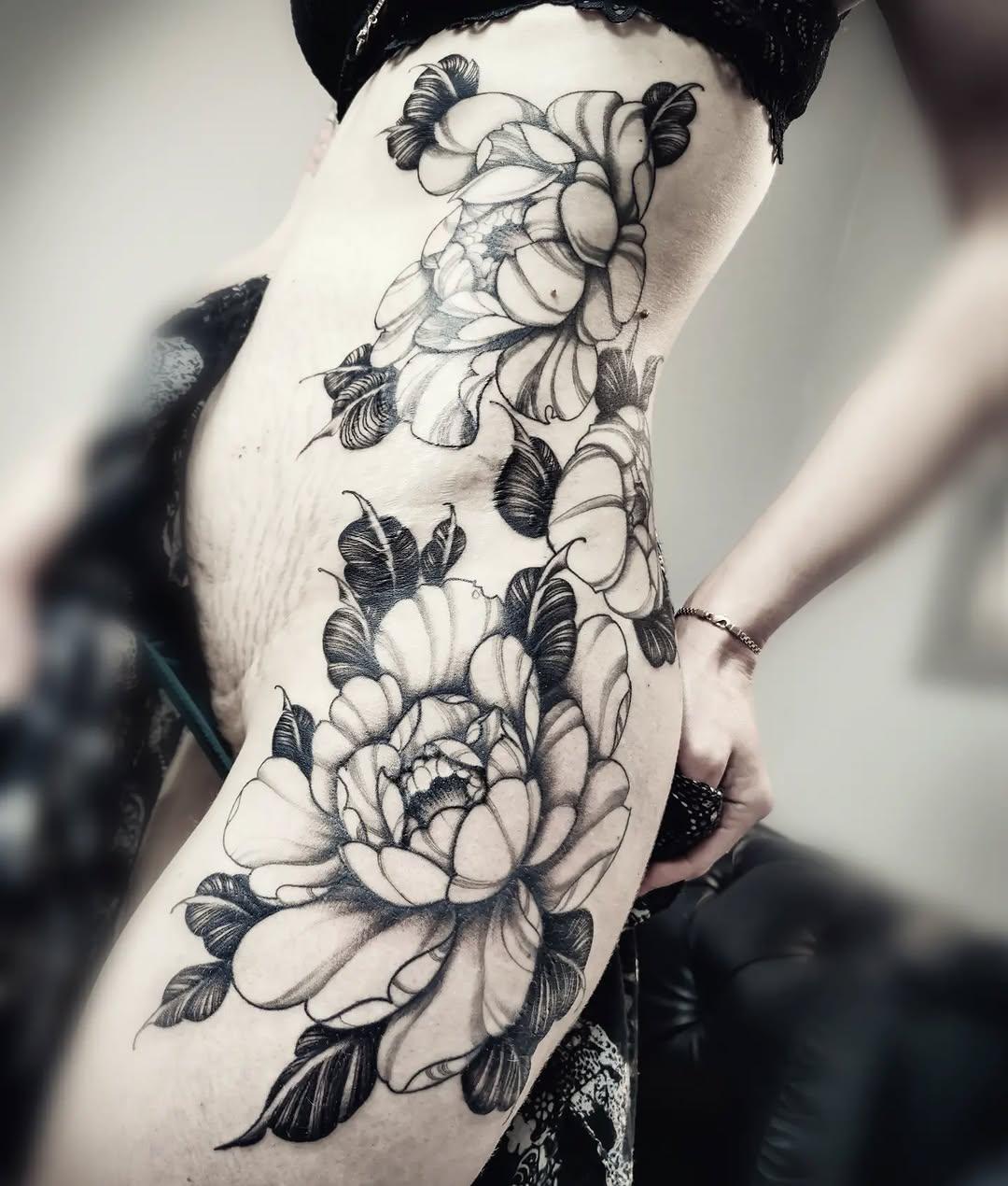 Tatouage pivoine jambe — monsieur.custom