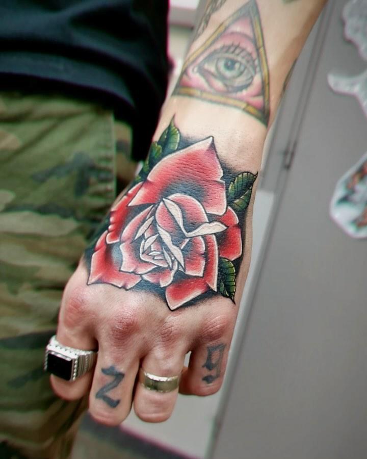 Tatouage rose main couleur — monsieur.custom