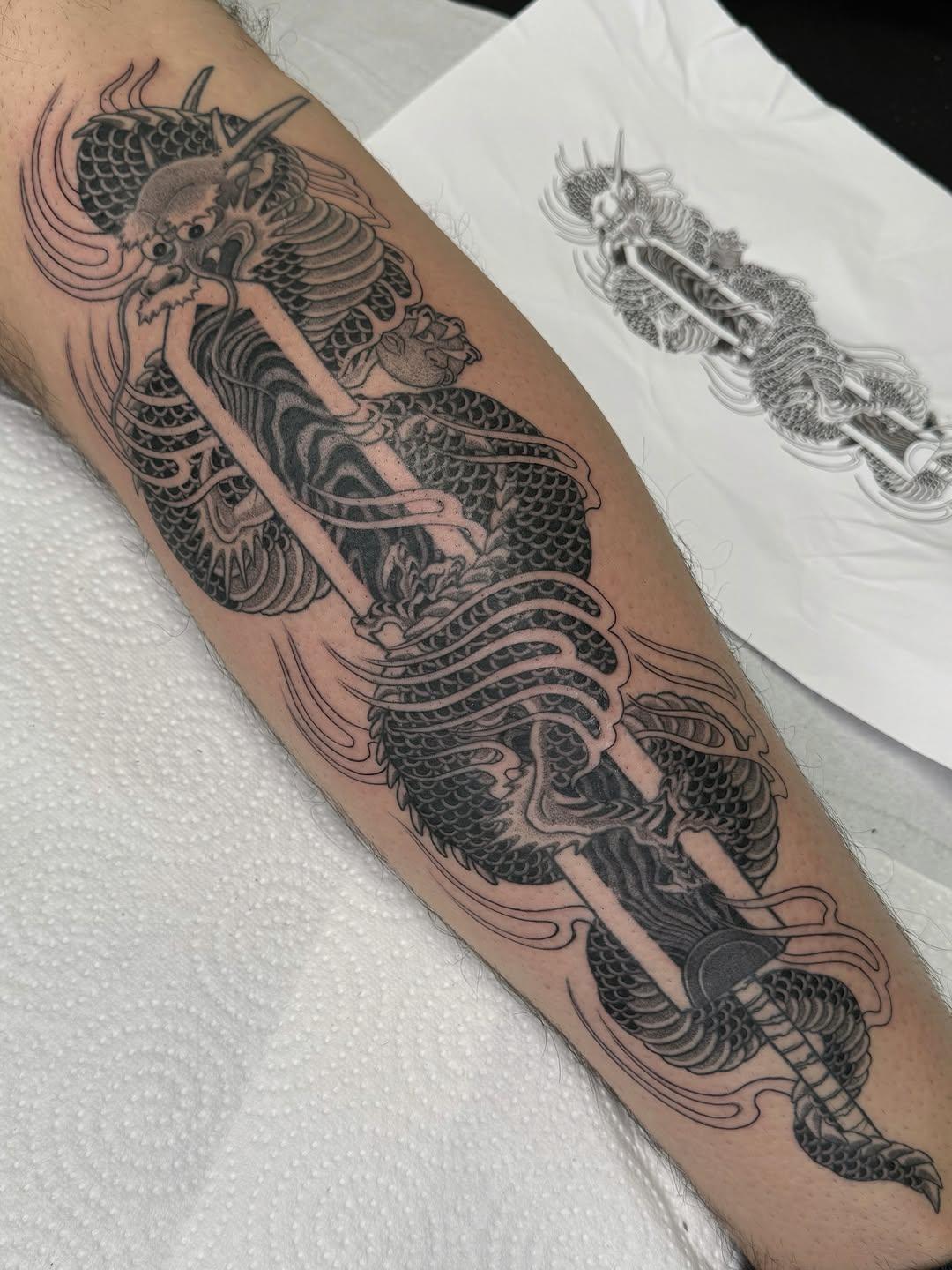 Tatouage Épée Guts et dragon — mushu_ttt