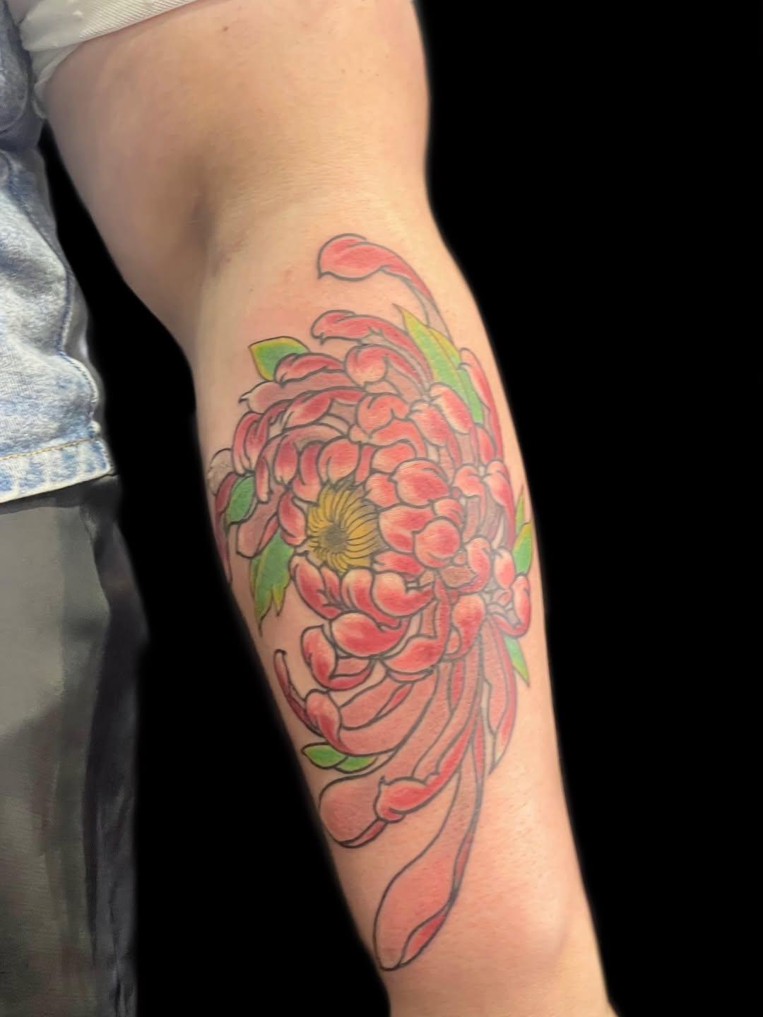Tatouage Chrysanthème coloré — vins_micheletti