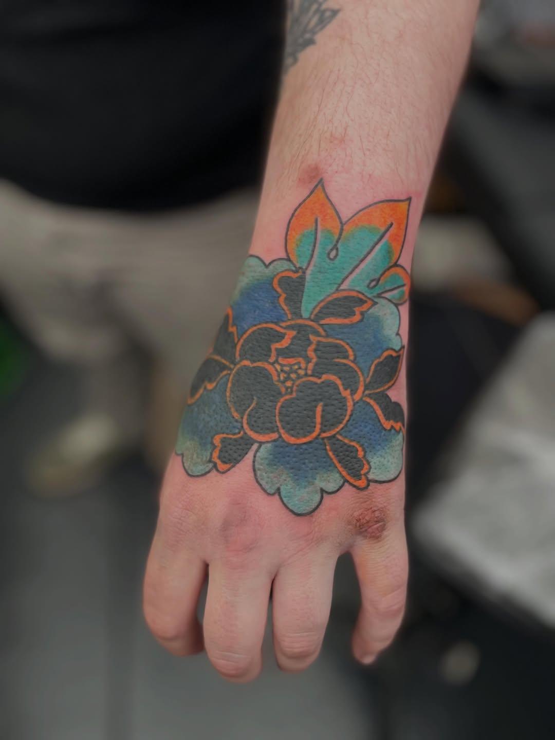 Tatouage Pivoine cover main — monsieurvang_tattoo