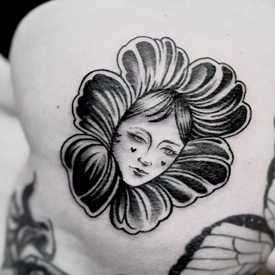 Tatouage portrait féminin ornemental — petitgredin