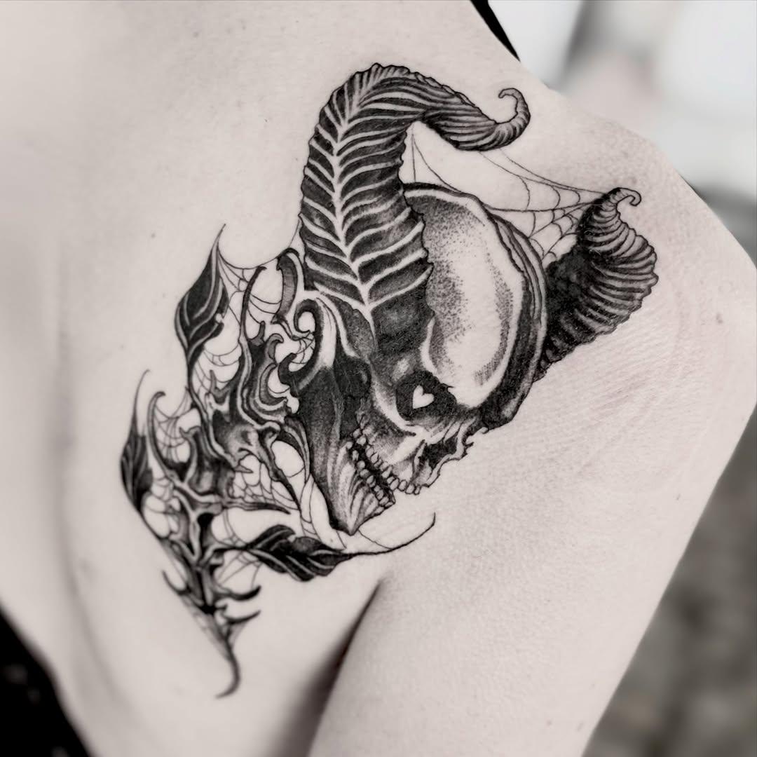 Tatouage crâne avec feuillage — petitgredin