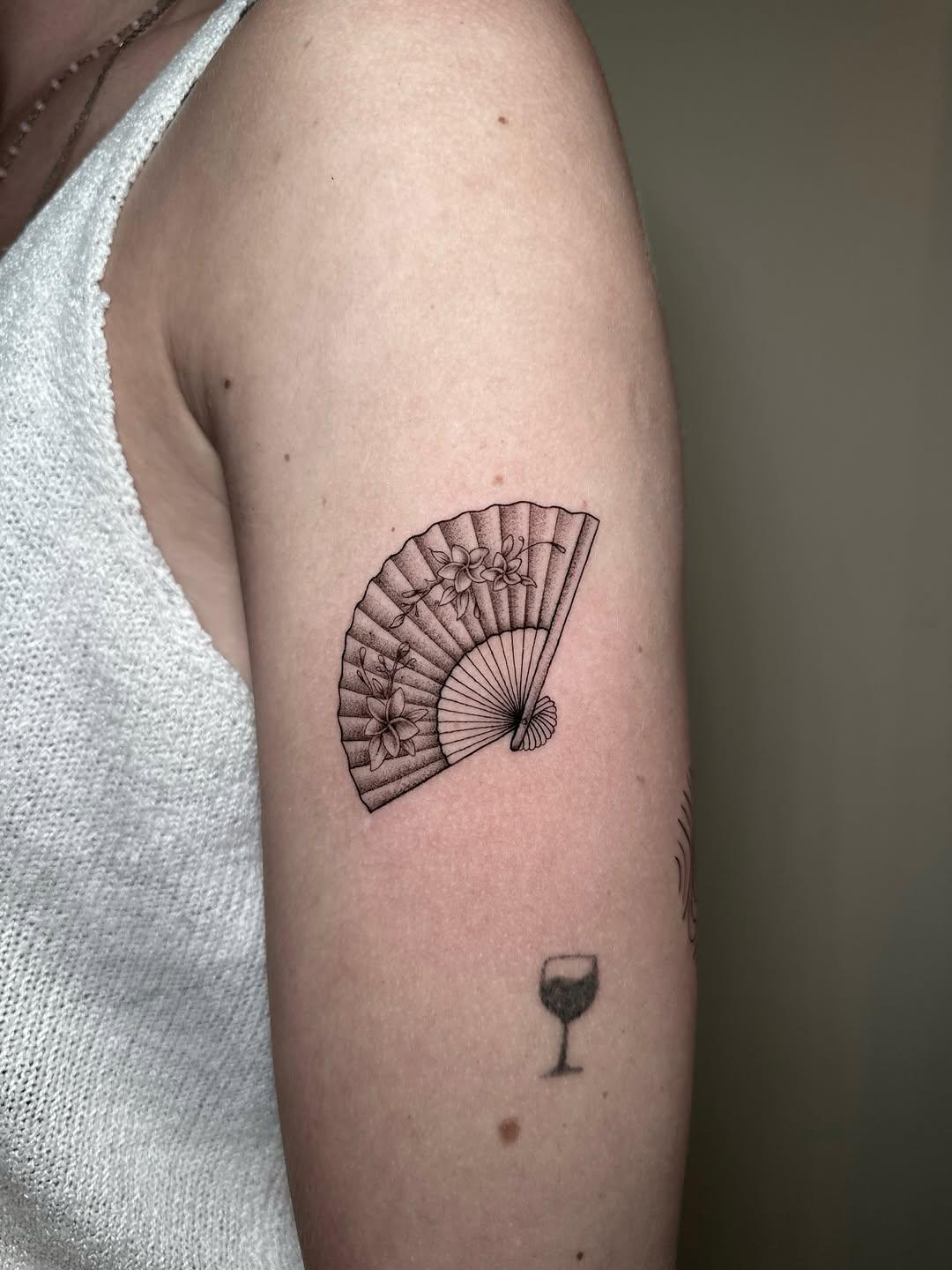 Tatouage éventail ornemental floral — lance.regis