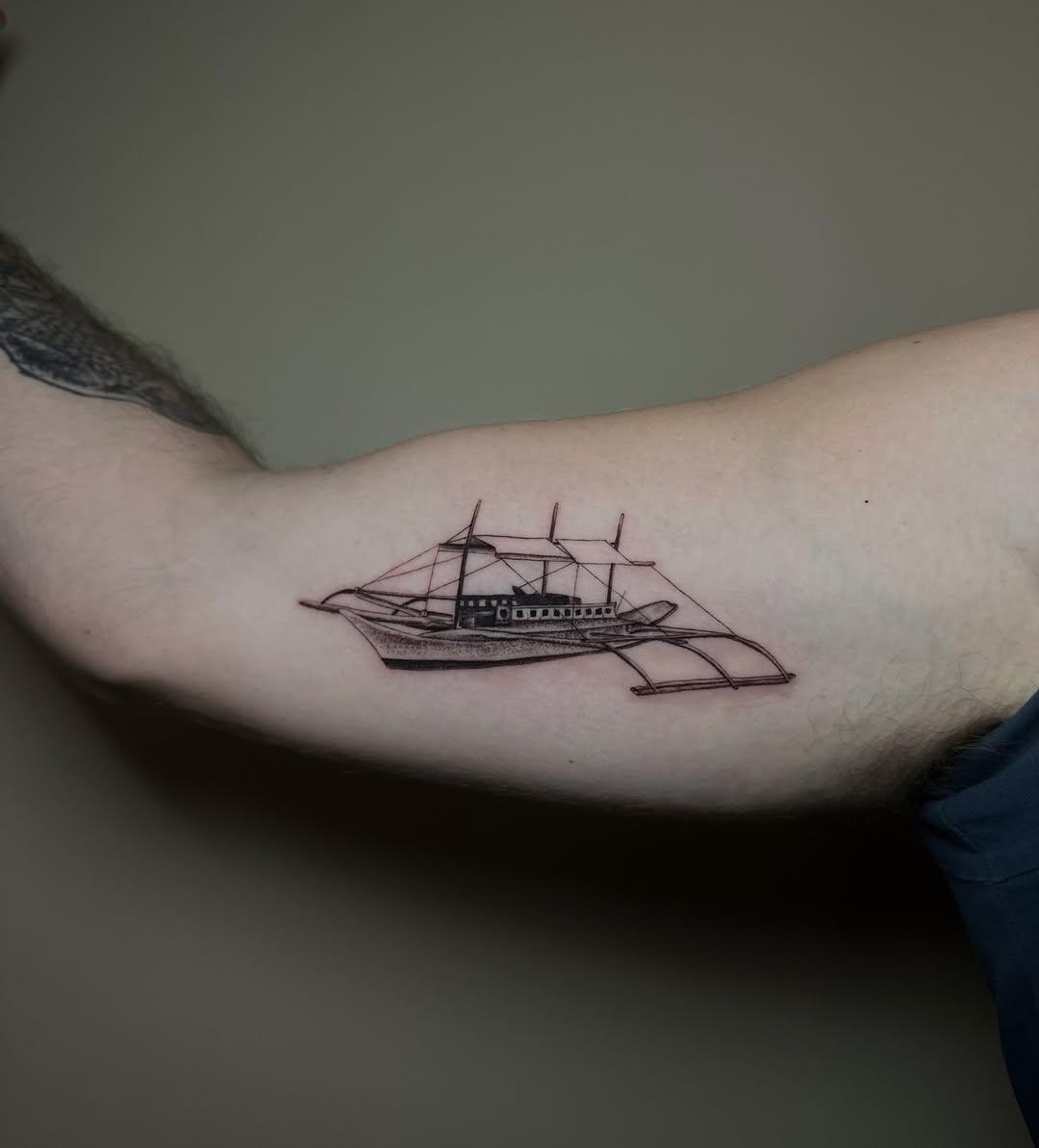 Tatouage bateau géométrique — lance.regis