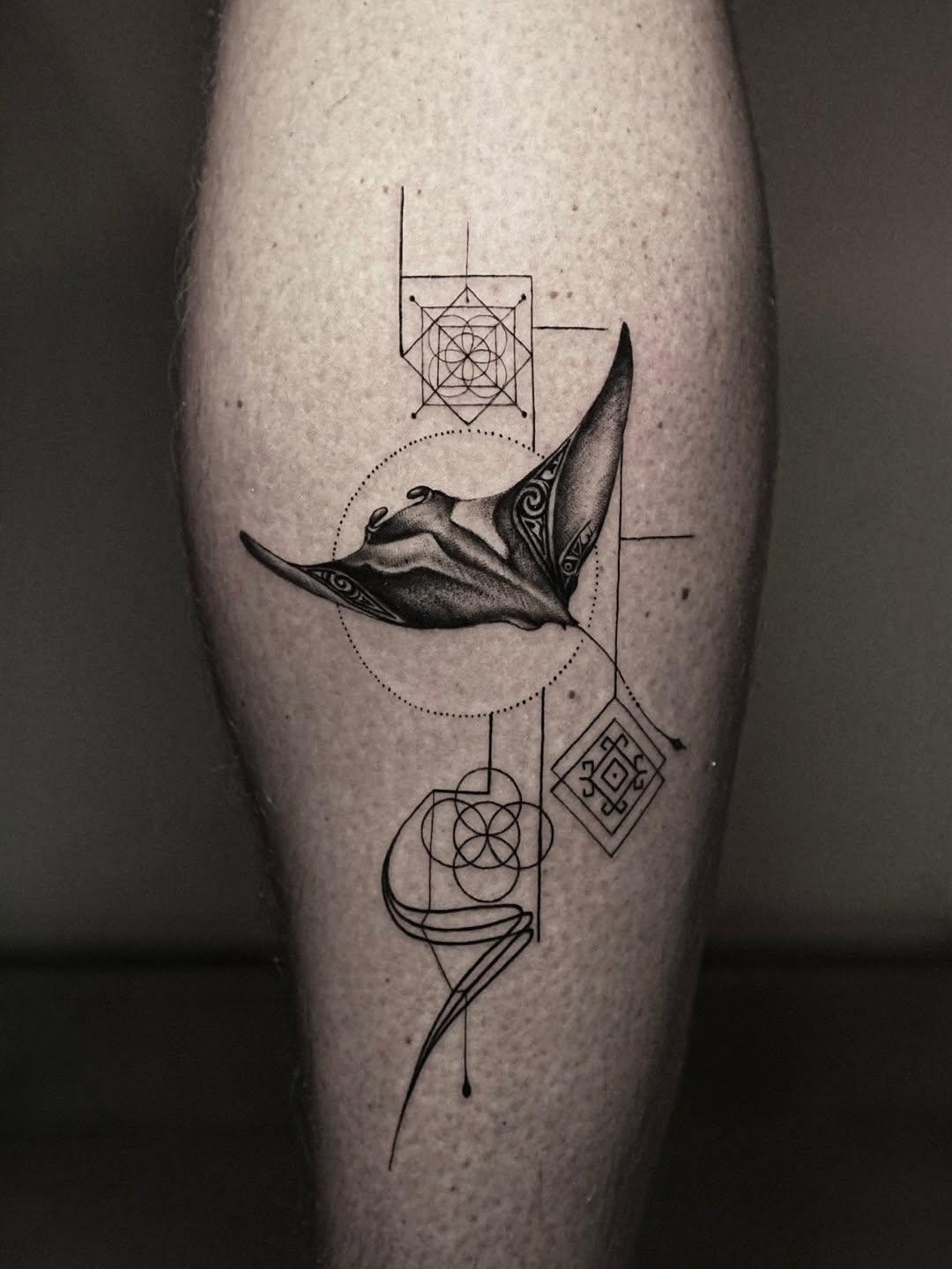 Tatouage raie manta géométrique — lance.regis