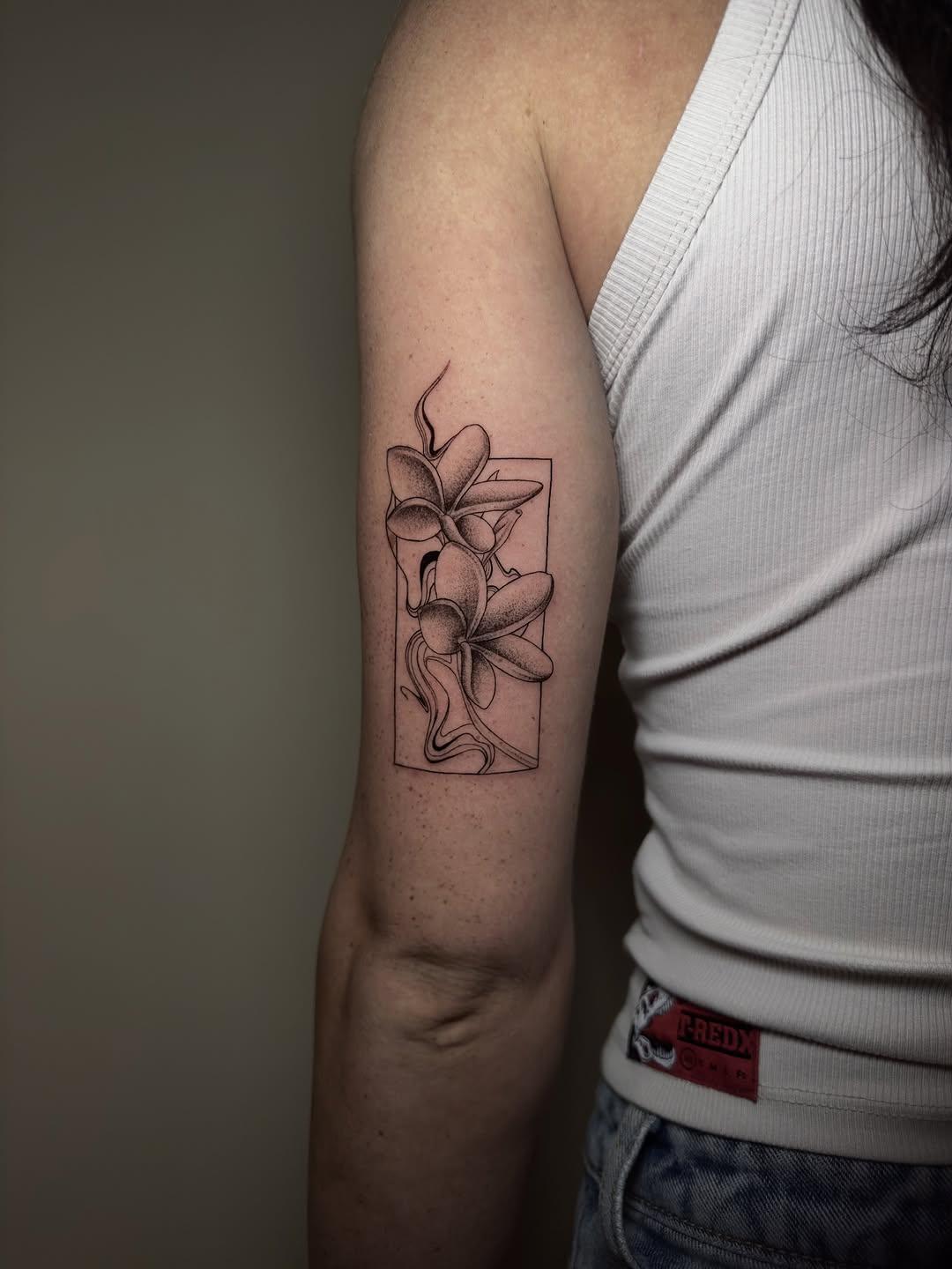 Tatouage fleurs frangipanier — lance.regis