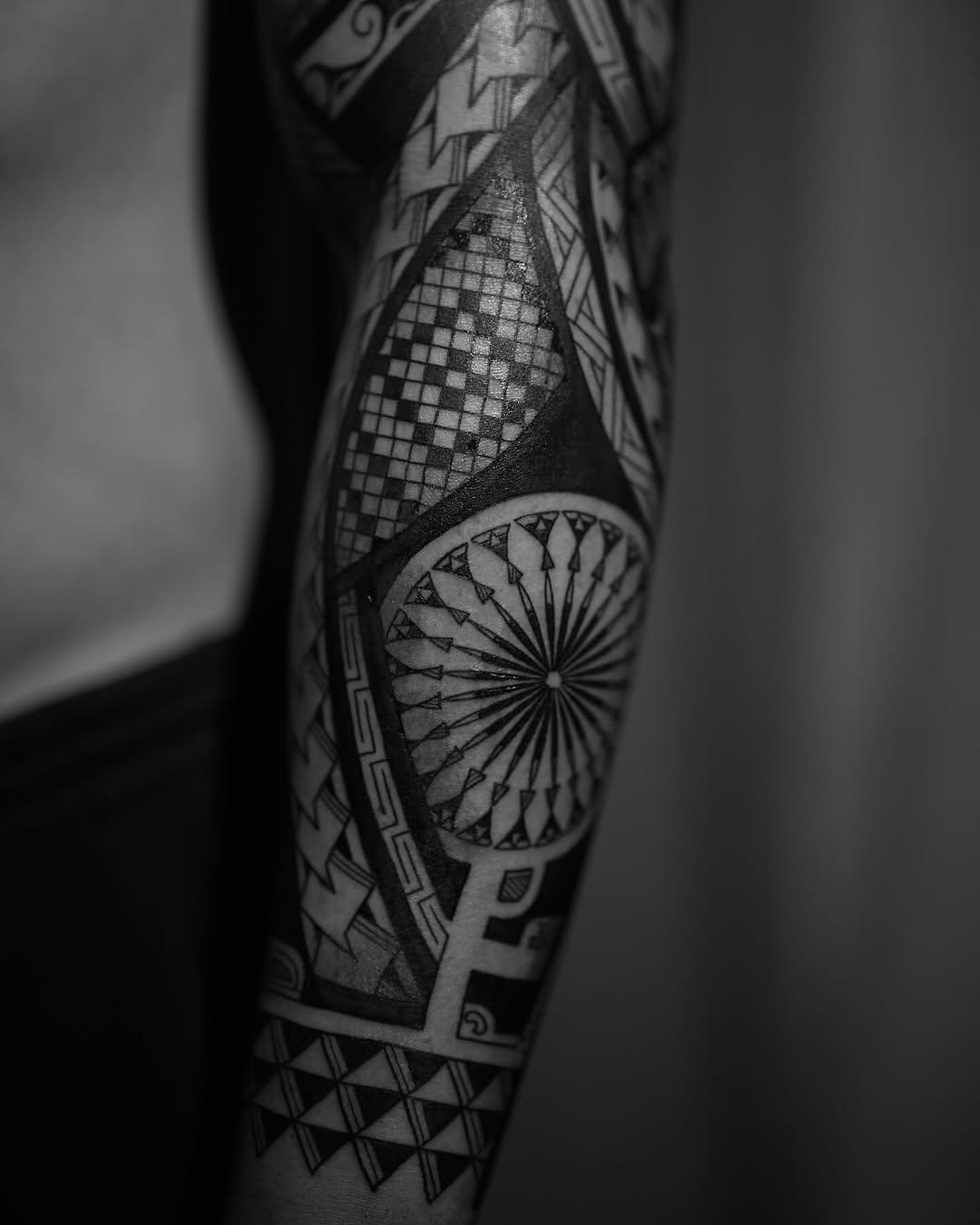 Tatouage Sleeve bras géométrique et tribal — moanatoa
