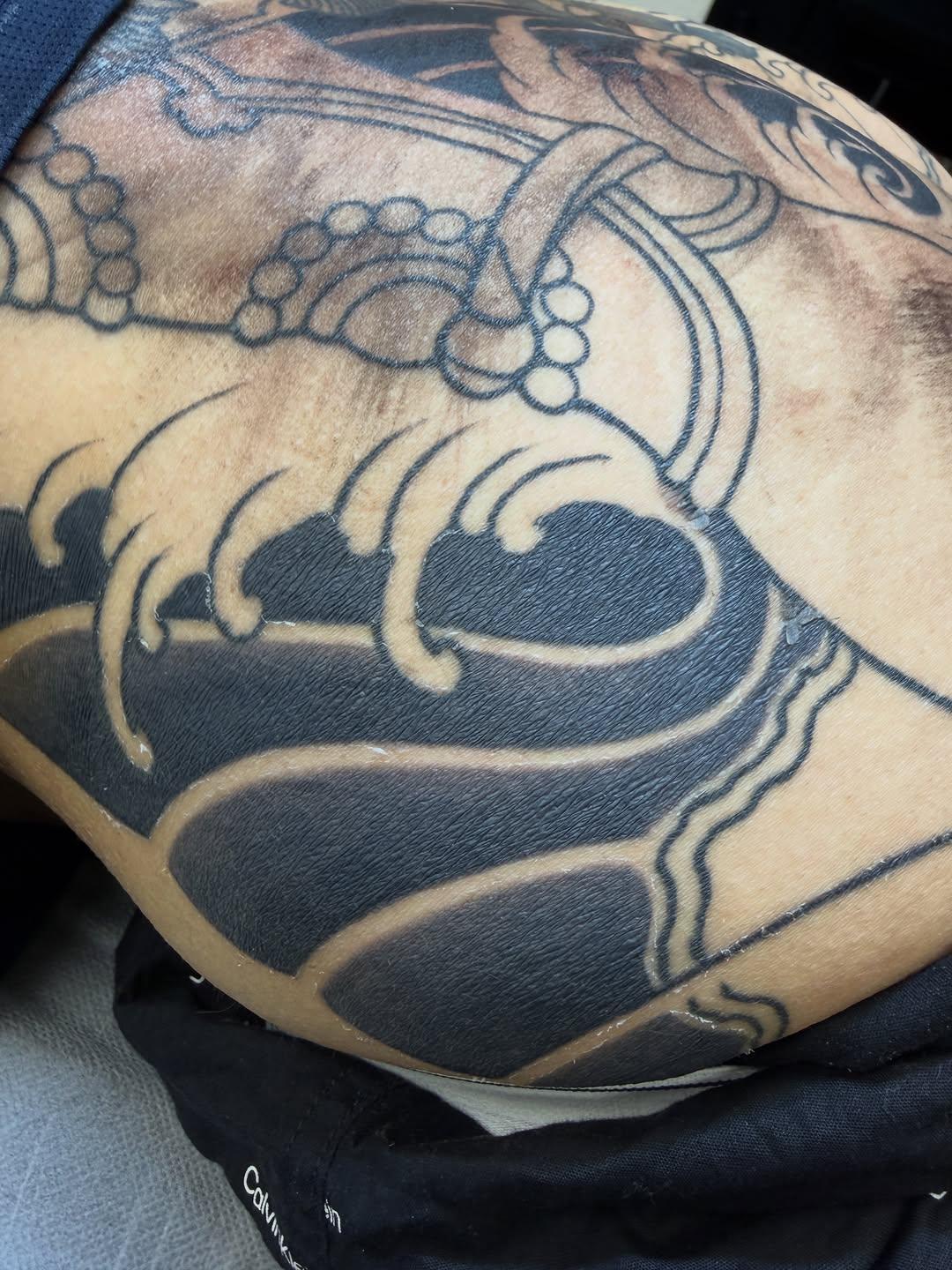 Tatouage Motifs ornementaux floraux — biglintattoo