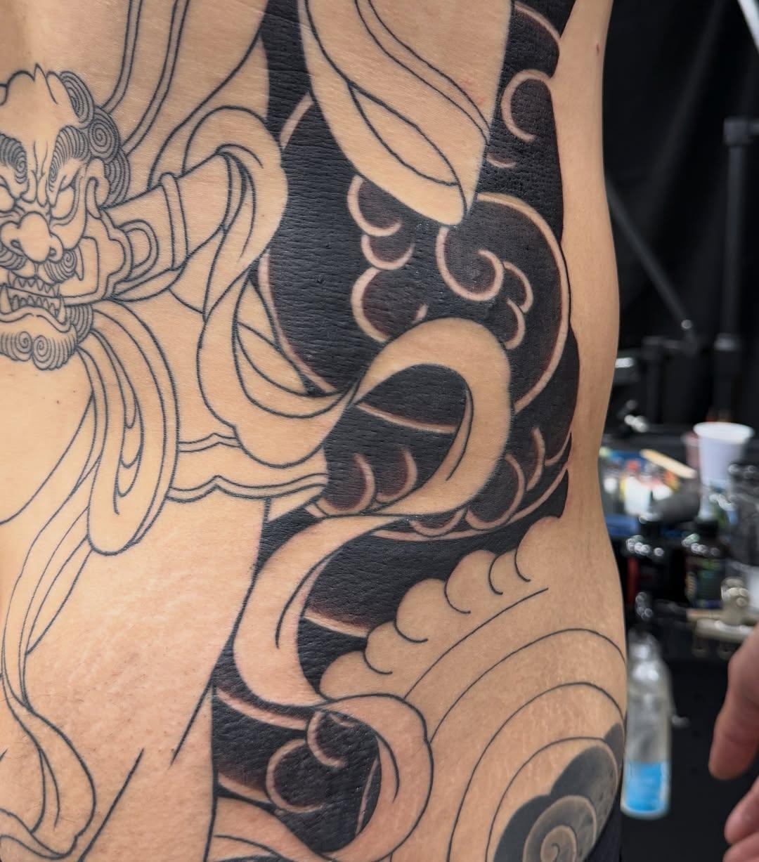 Tatouage Motifs ornementaux noir-gris — biglintattoo