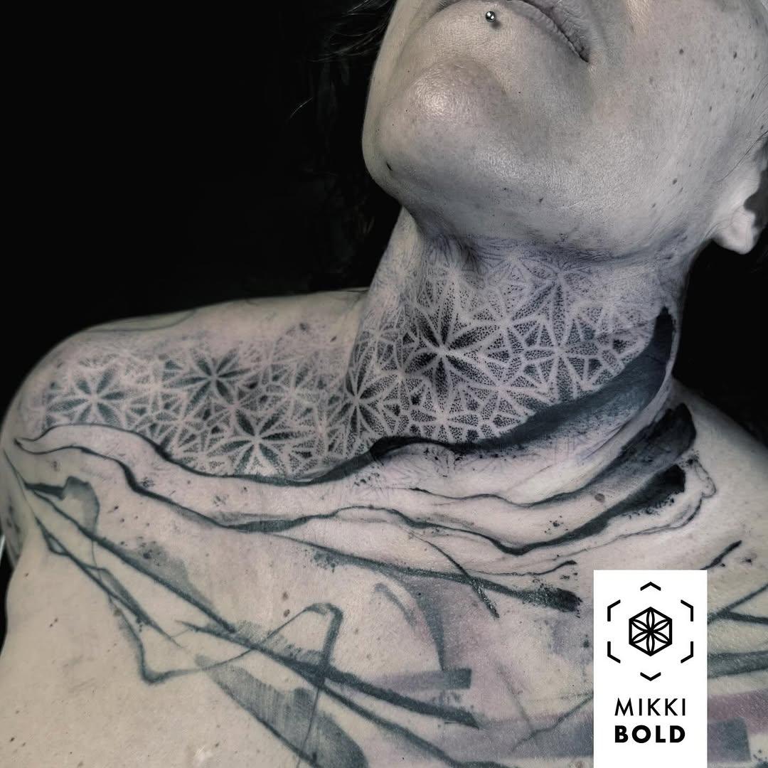 Tatouage Géométrie florale cou/poitrine — mikkibold