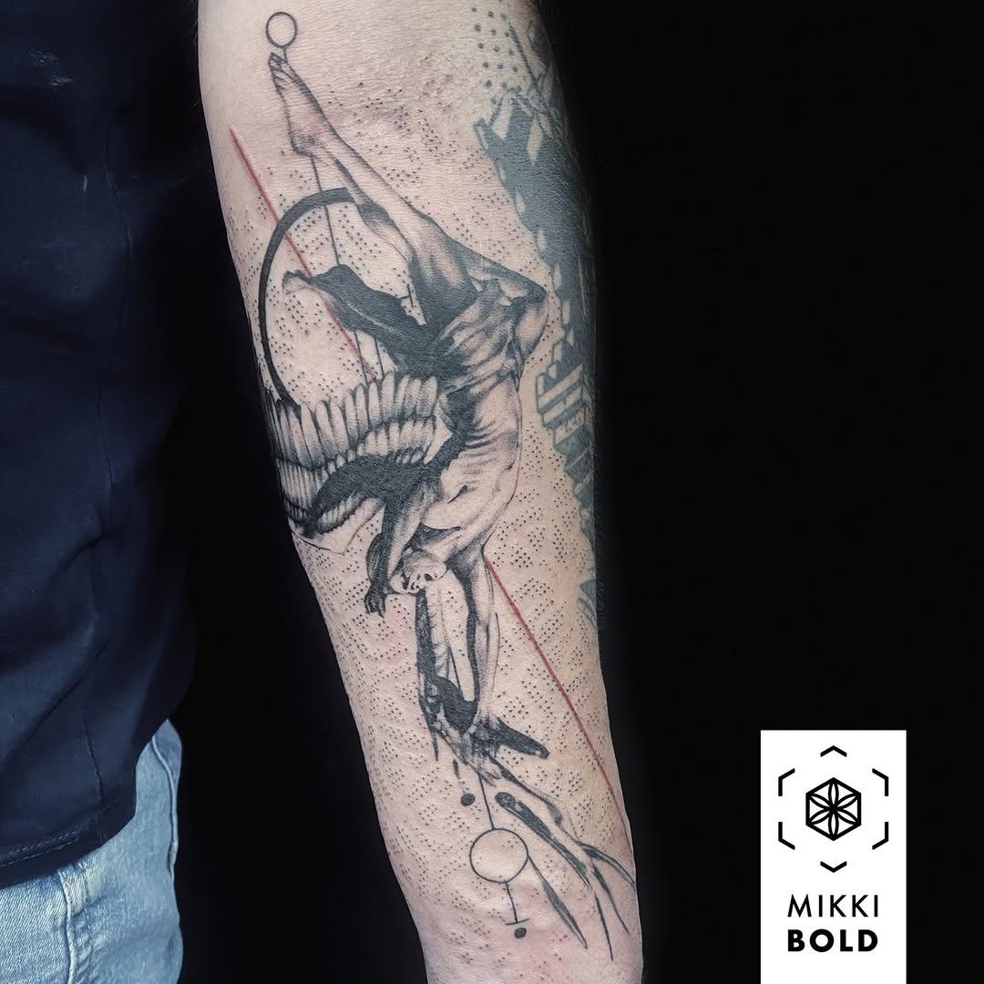 Tatouage Figure stylisée avant-bras — mikkibold