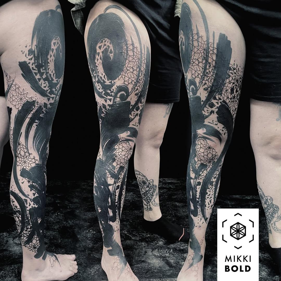 Tatouage Jambe avec recouvrement motifs abstraits — mikkibold