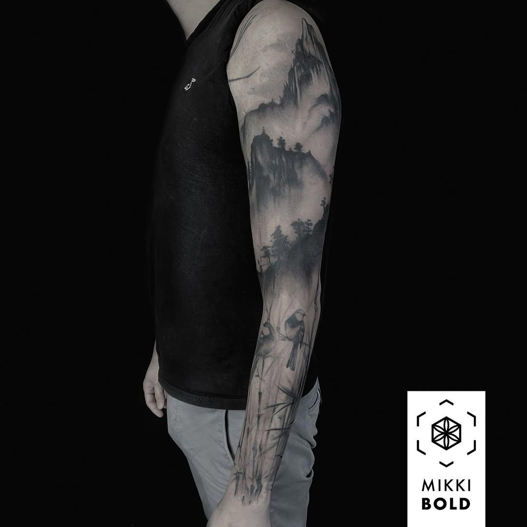 Tatouage Paysage brumeux bras/épaule — mikkibold