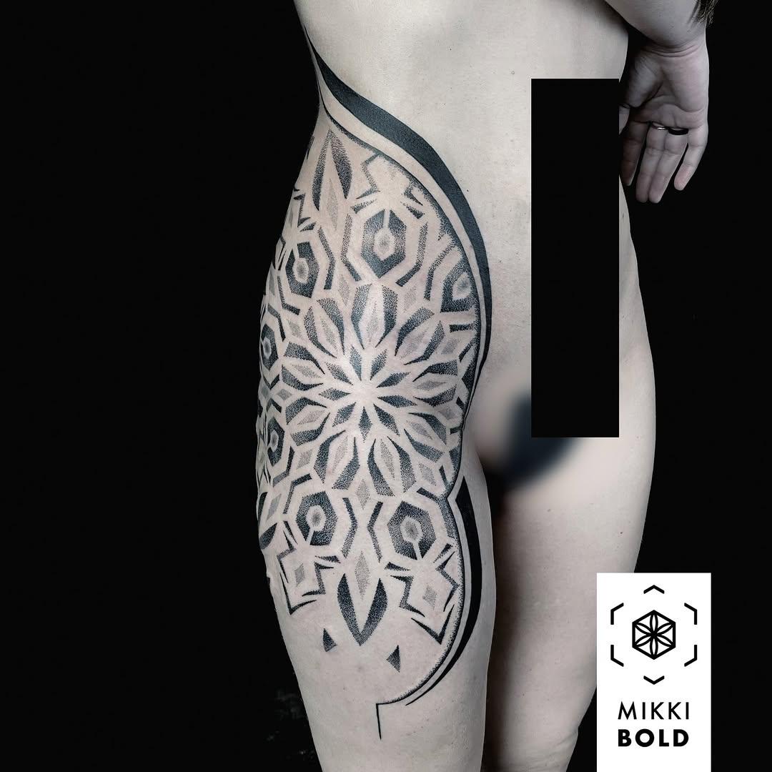 Tatouage Géométrie jambe — mikkibold