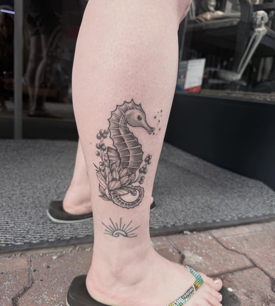 Tatouage Hippocampe fineline jambe — luciedck_ink