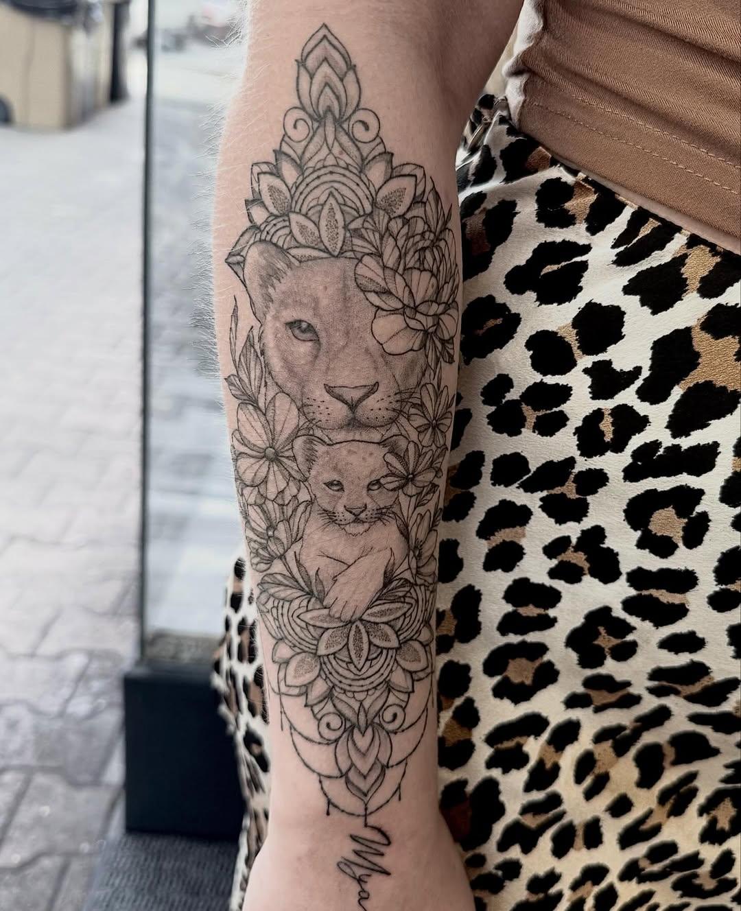 Tatouage Mandala ornemental avant-bras — luciedck_ink