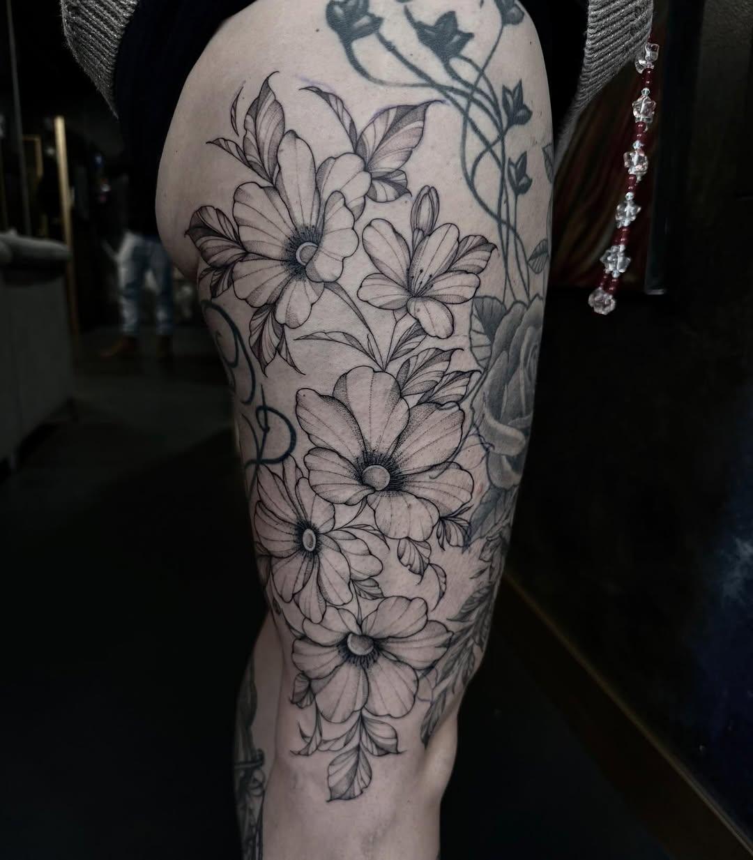 Tatouage Composition florale cuisse — luciedck_ink