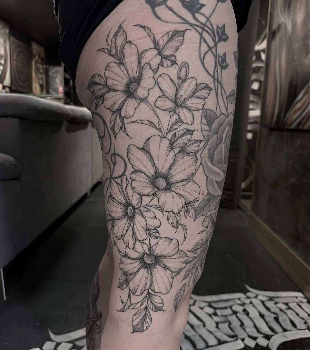 Tatouage Composition florale cuisse — luciedck_ink