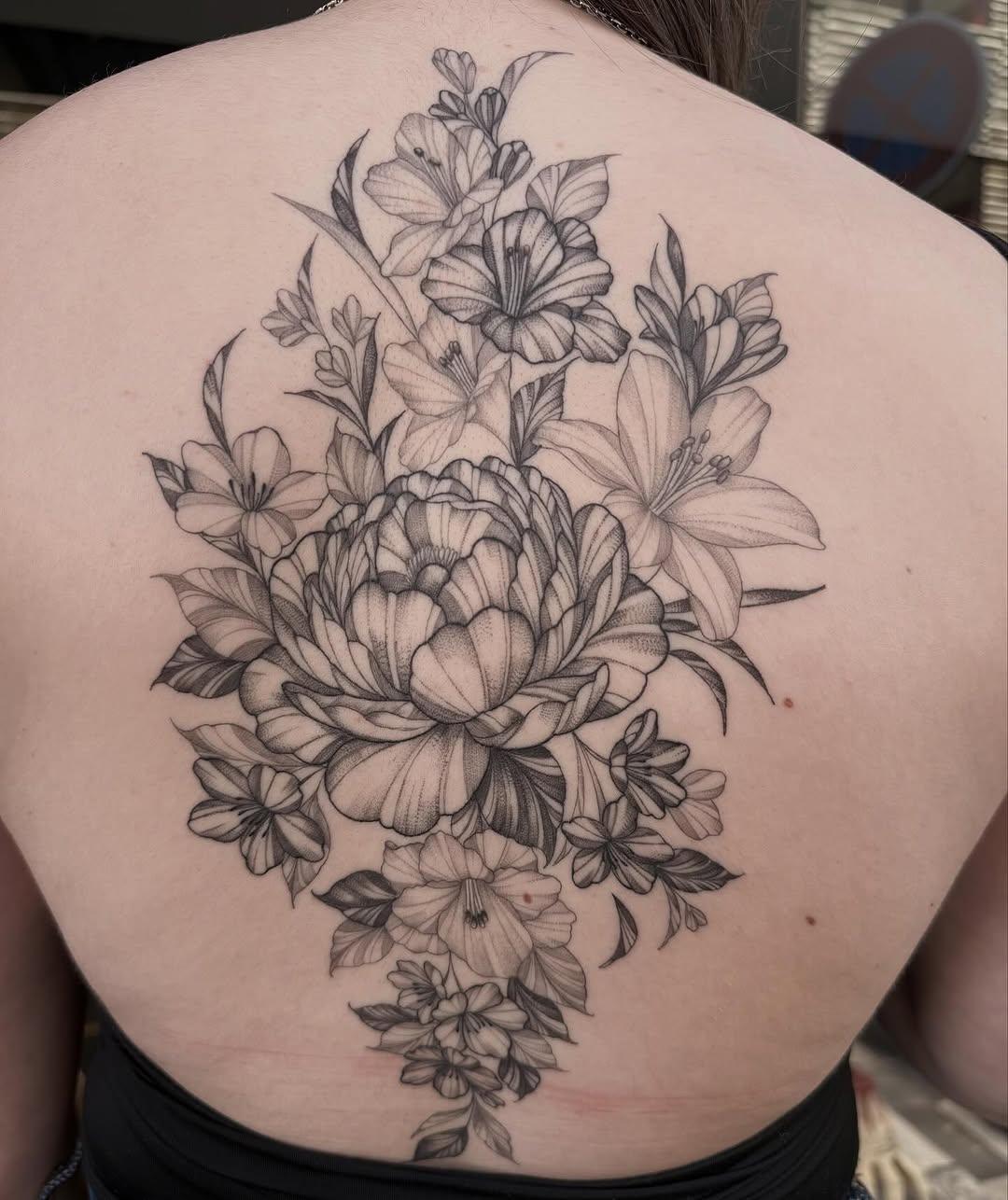 Tatouage Composition florale dos — luciedck_ink