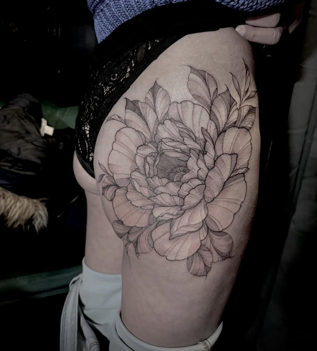 Tatouage Fleur péonie cuisse — luciedck_ink