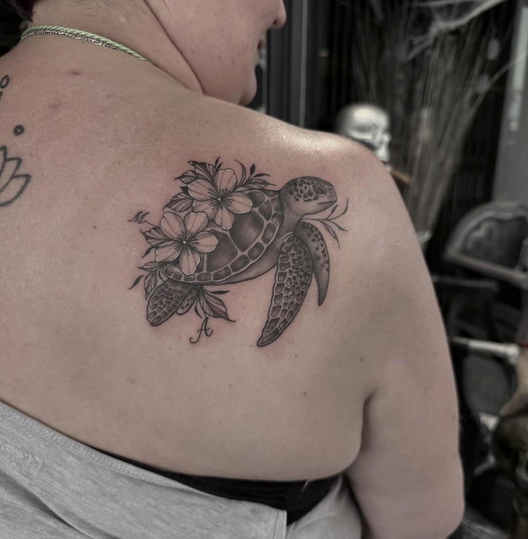 Tatouage Tortue avec fleurs dos — luciedck_ink
