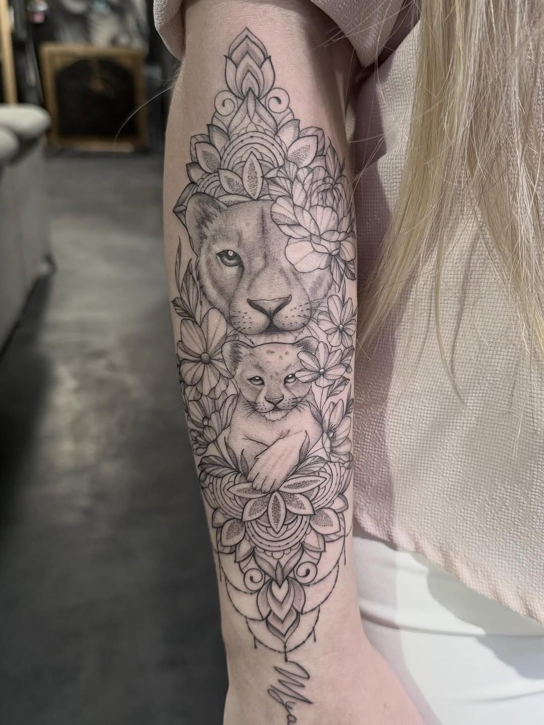 Tatouage Composition florale avant-bras — luciedck_ink