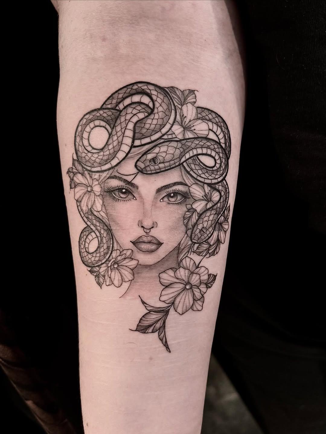 Tatouage Méduse cuisse — luciedck_ink