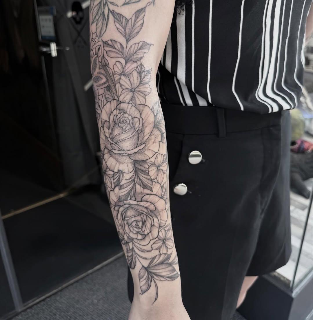 Tatouage Roses et fleurs avant-bras — luciedck_ink