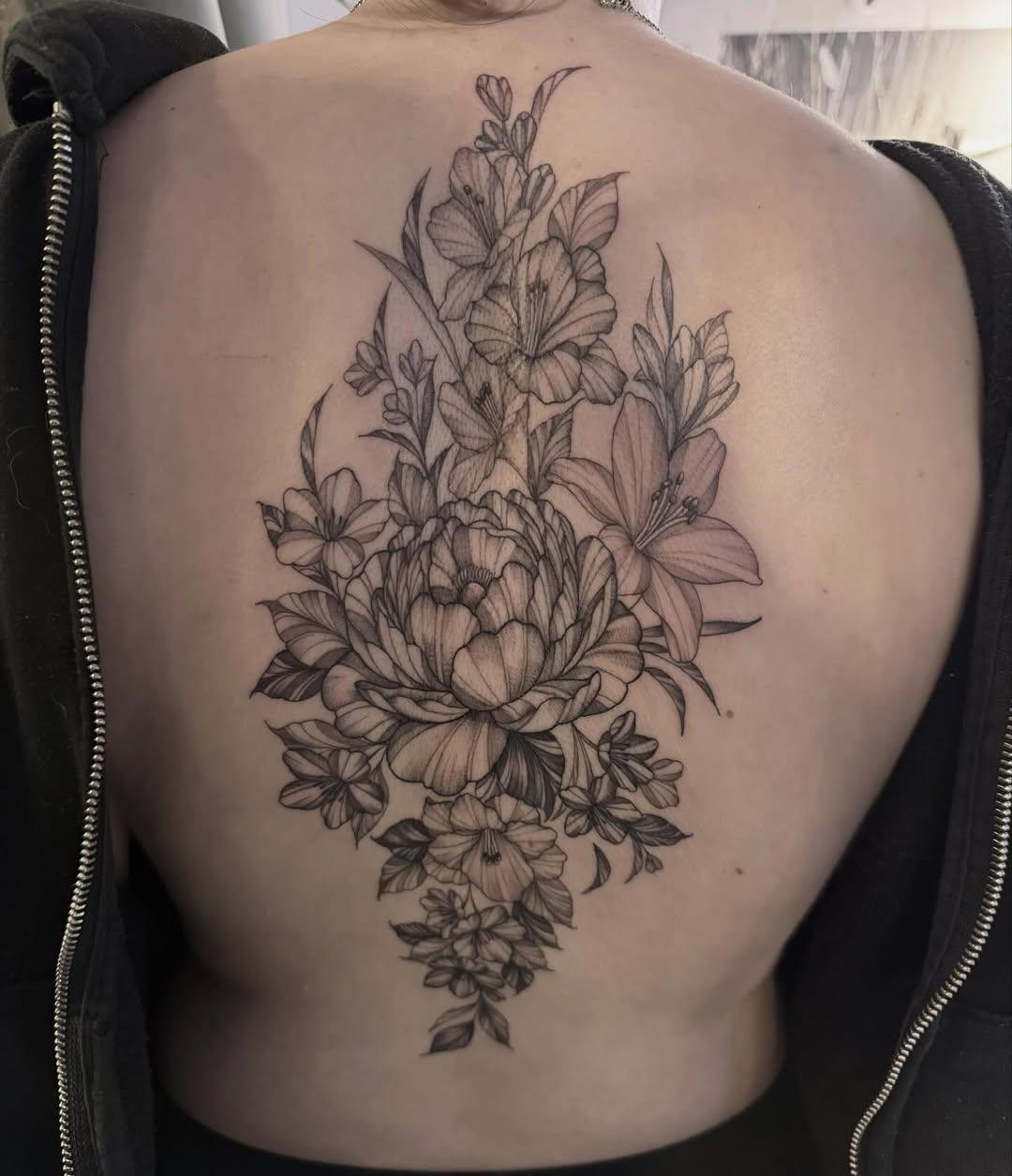 Tatouage Composition florale dos — luciedck_ink