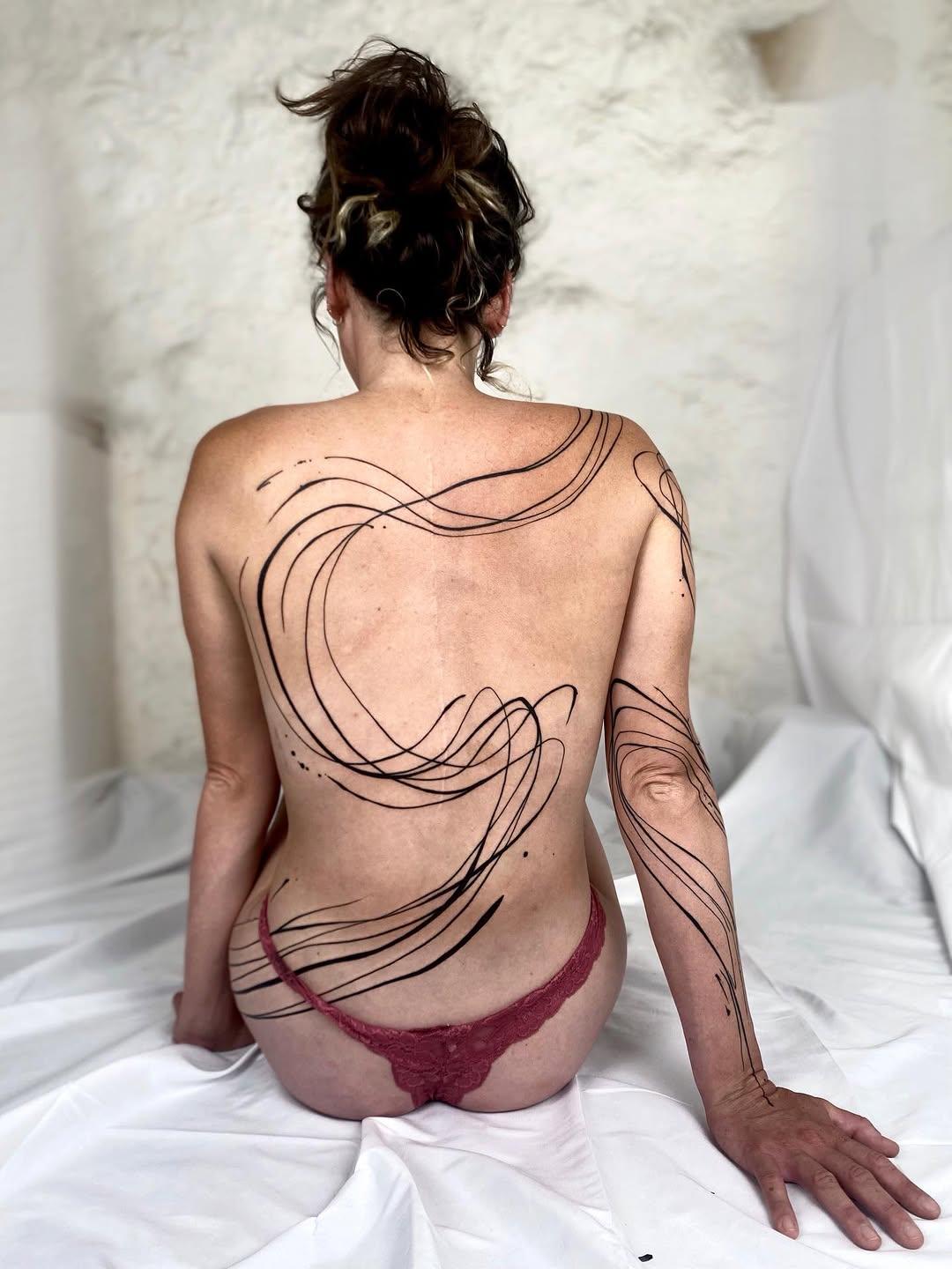 Tatouage formes abstraites courbes — lebar_chombi