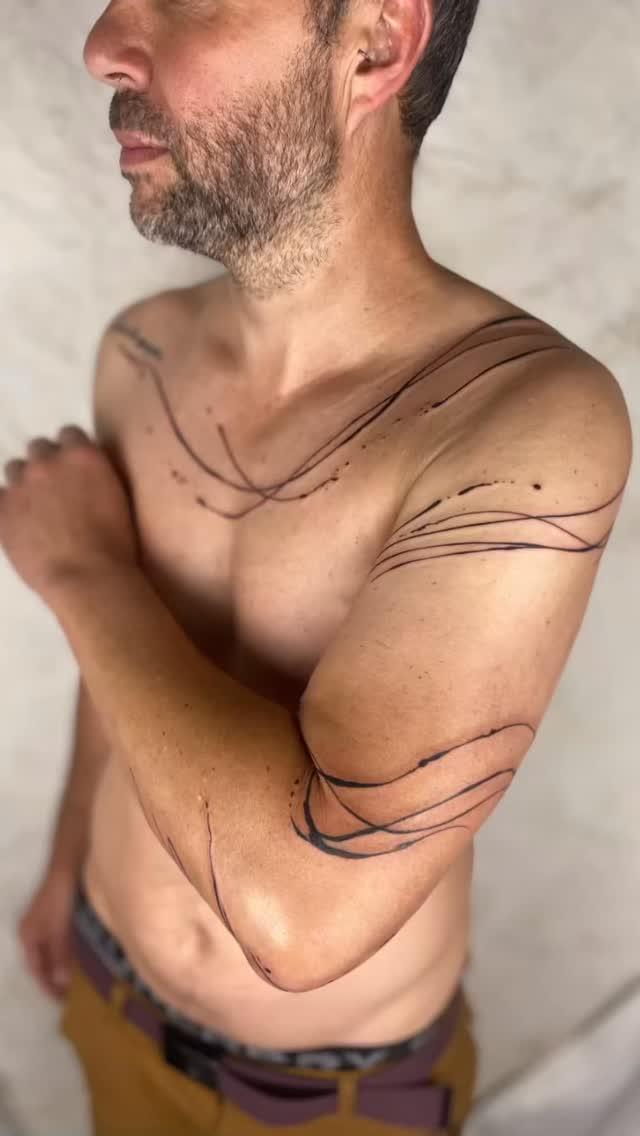 Tatouage courbes minimalistes — lebar_chombi