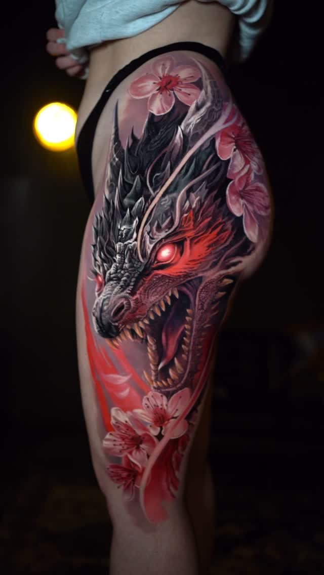 Tatouage Dragon et fleurs roses — shooby_tattoo