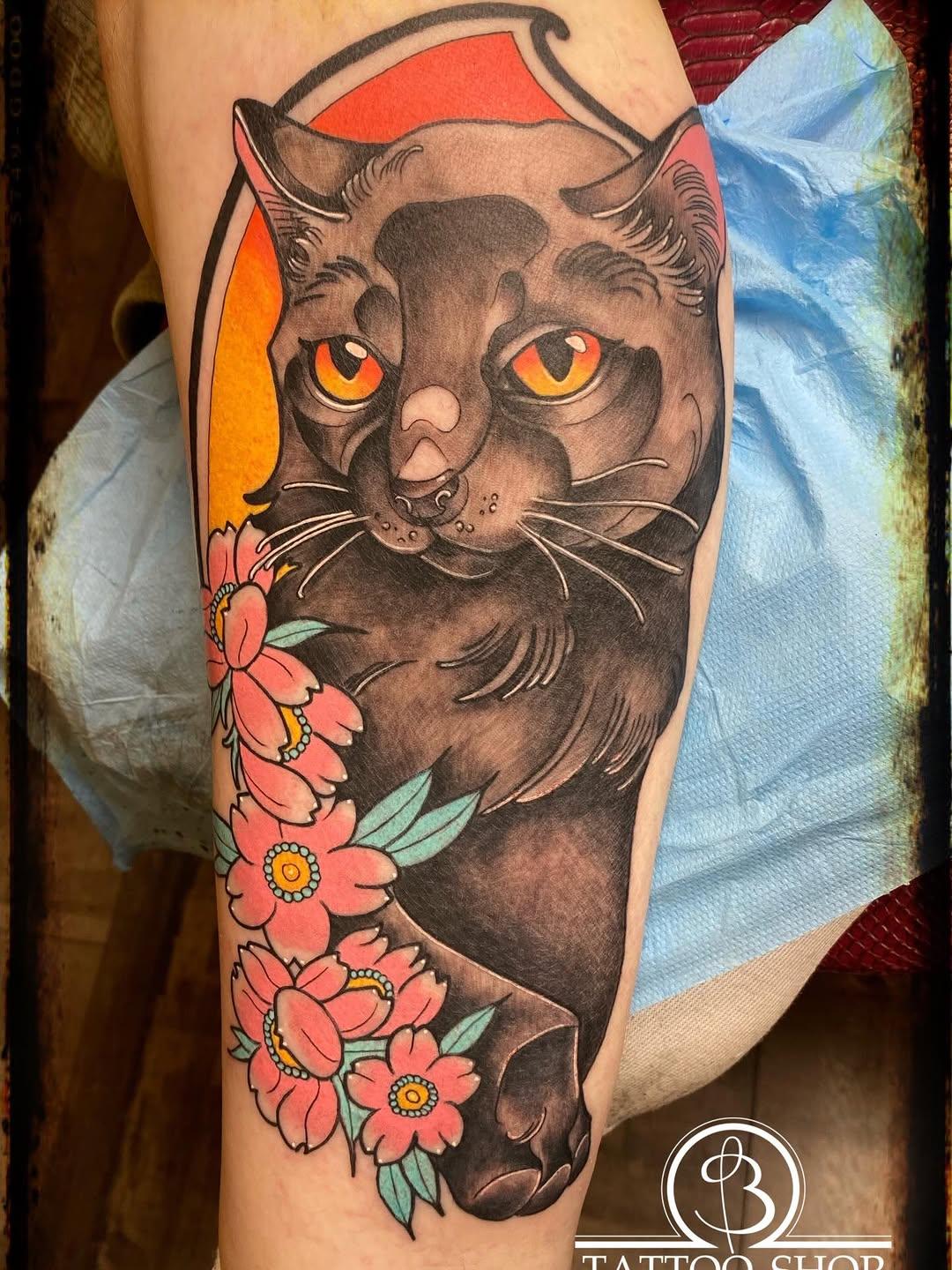 Tatouage chat noir néo-trad — herve_chez_b_tattoo_shop