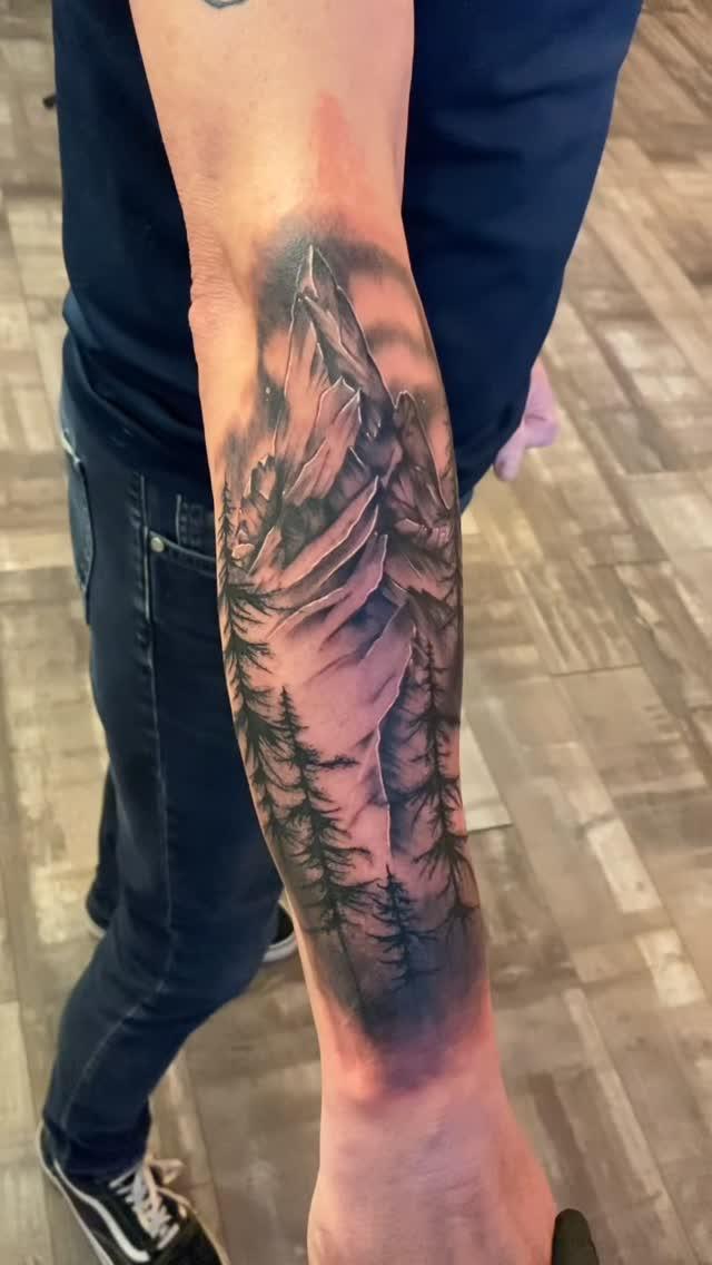 Tatouage paysage nordique réaliste — herve_chez_b_tattoo_shop