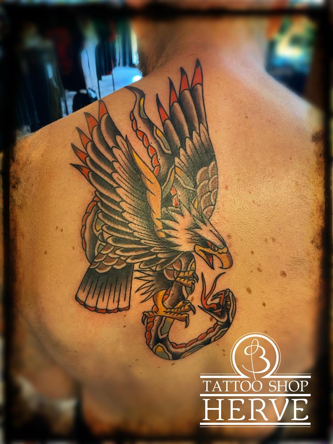 Tatouage aigle traditionnel poitrine — herve_chez_b_tattoo_shop