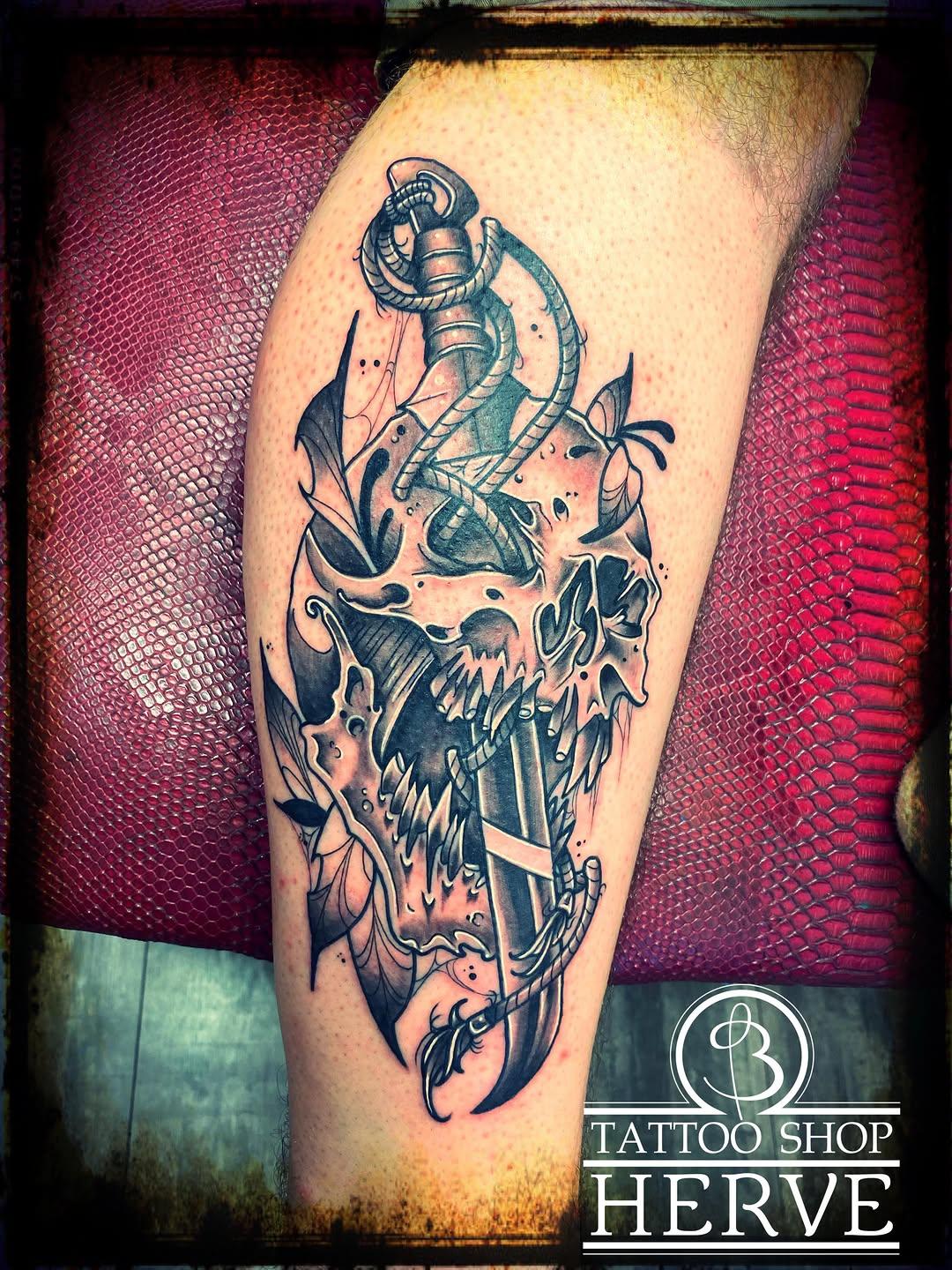 Tatouage crâne néo-trad transperçé — herve_chez_b_tattoo_shop