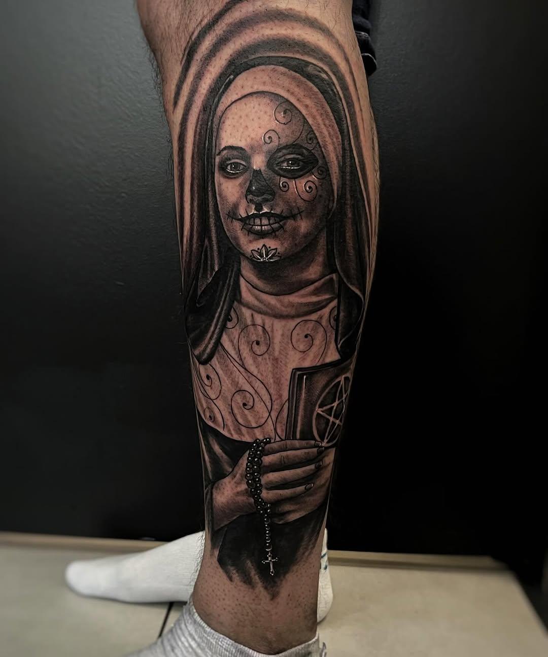 Tatouage Portrait spirituel mollet — fabriciomellotattoo