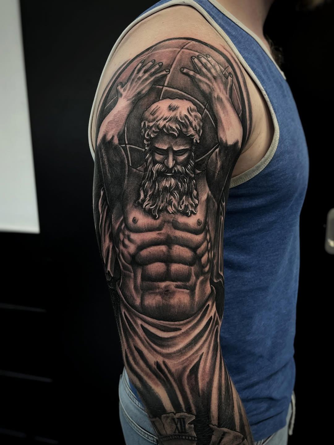Tatouage Atlas épaule — fabriciomellotattoo