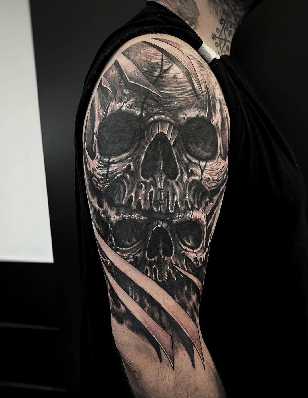 Tatouage Crâne épaule — fabriciomellotattoo