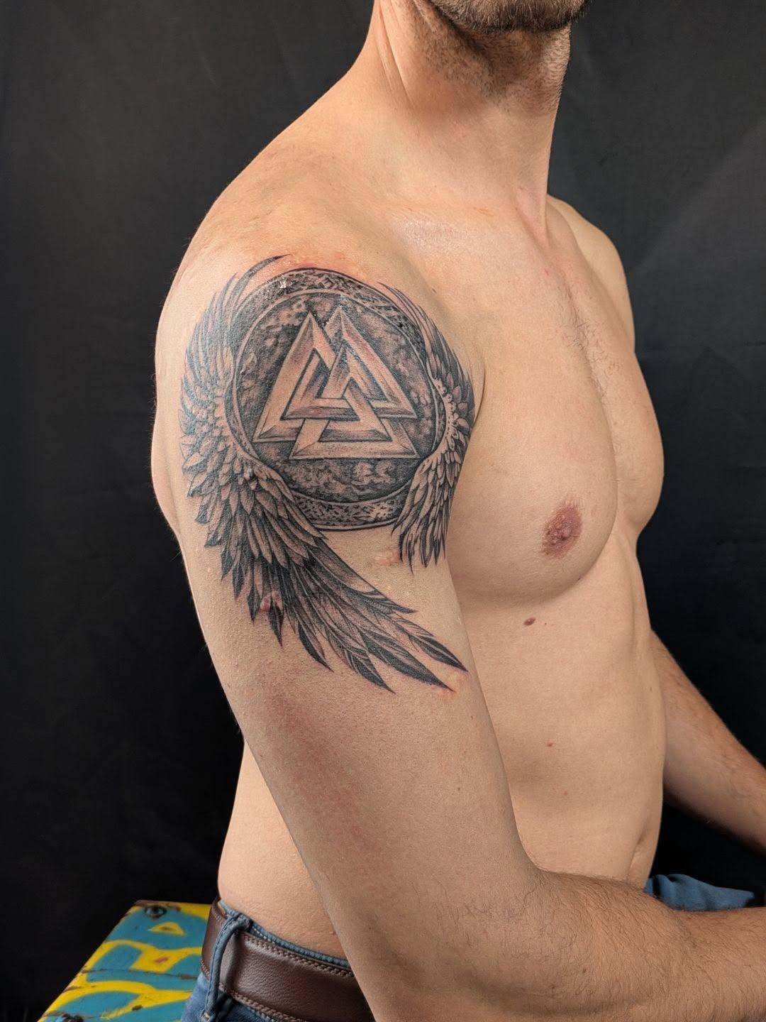 Tatouage Triangle géométrique ailes poitrine — daviddepertuis