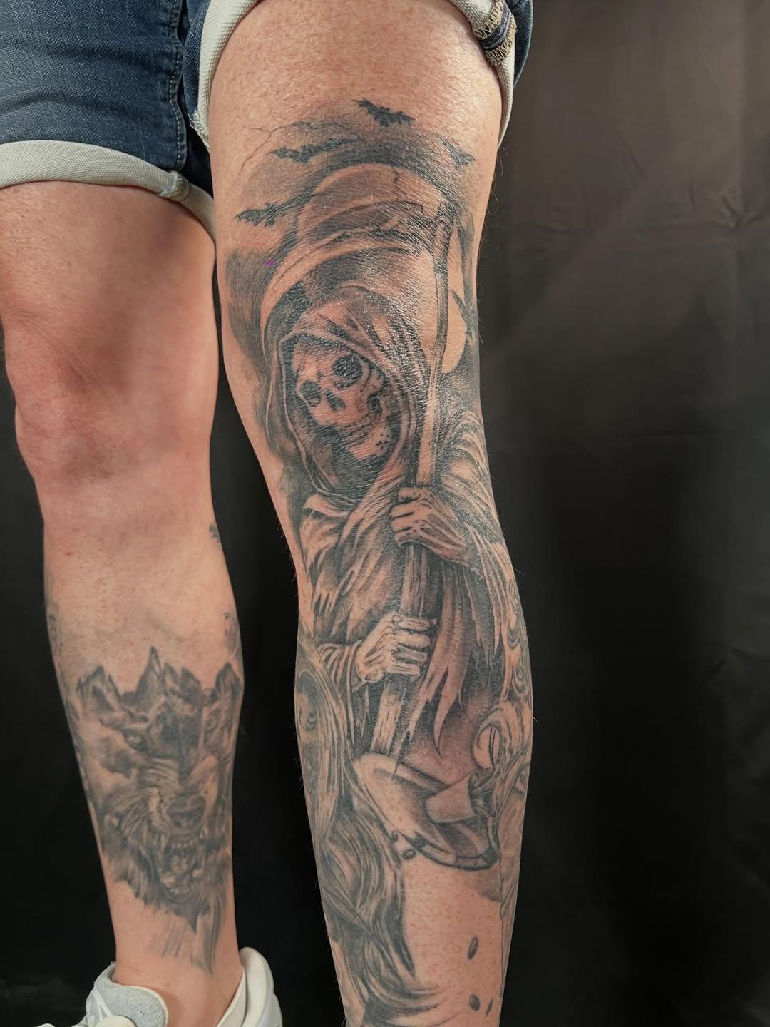 Tatouage Faucheuse genou — daviddepertuis