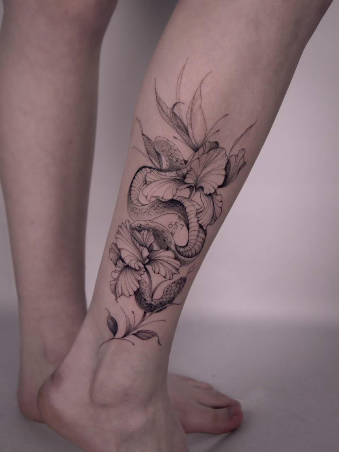Tatouage Serpent et iris floral — emkant.tattoo