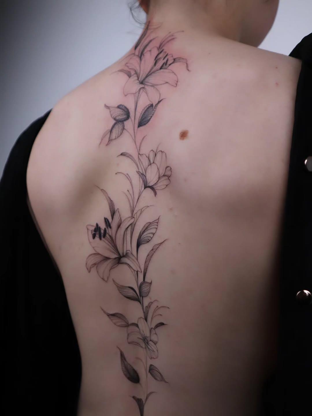 Tatouage Dos floral magnolia — emkant.tattoo