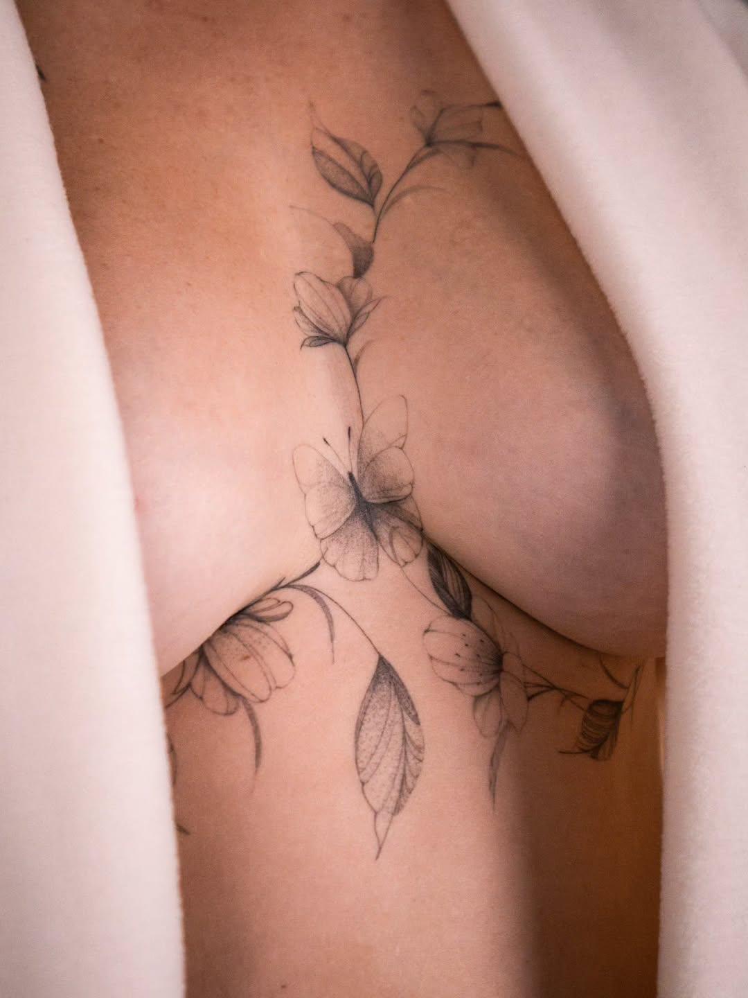 Tatouage Fleur cicatrisée underboob/upperboob — emkant.tattoo