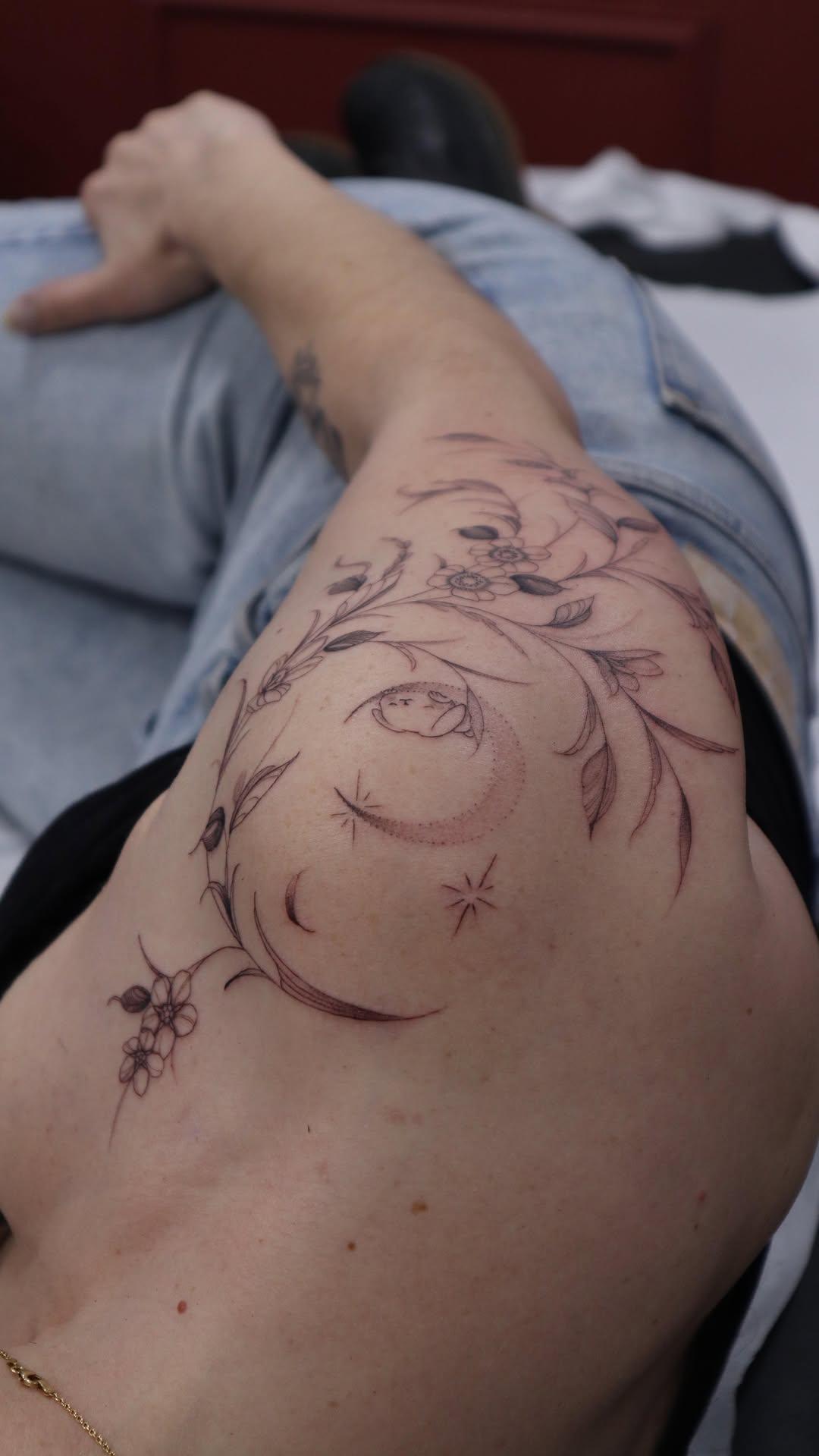 Tatouage Floral avec animal caché — emkant.tattoo