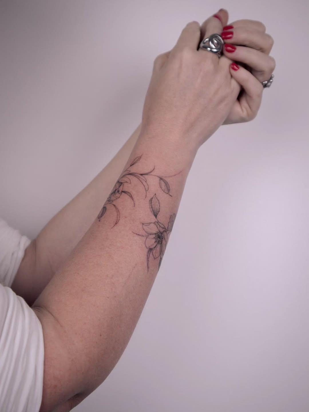 Tatouage Bracelet floral poignet — emkant.tattoo