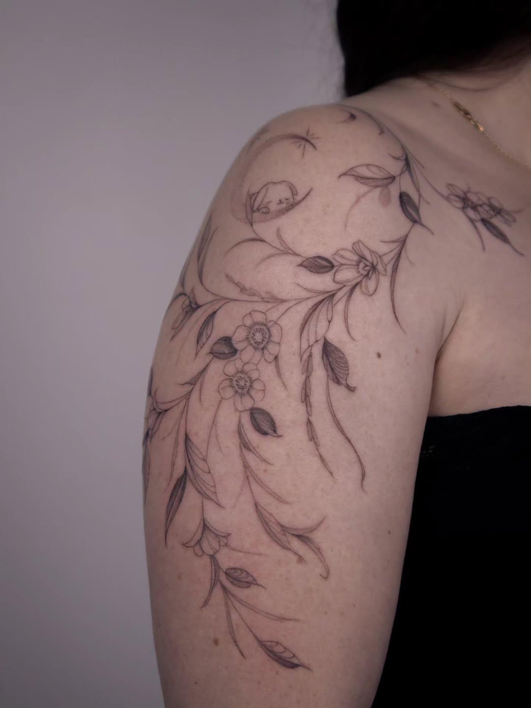 Tatouage Floral haut de bras — emkant.tattoo