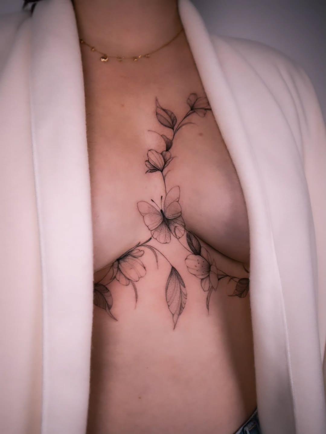 Tatouage Floral discret poitrine — emkant.tattoo