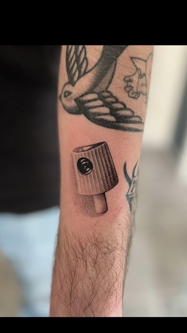 Tatouage Microphone flash — cosmink_tattoo